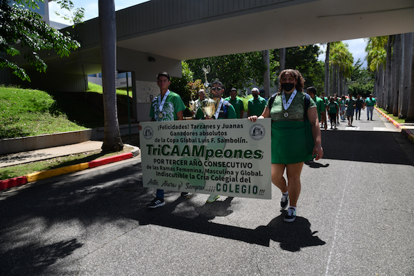 El Recinto Universitario de Mayagüez (RUM) celebró la Marcha del Triunfo Colegial, una parada que exaltó a los y las atletas colegiales que obtuvieron el Campeonato de la Triple Corona en el pasado festival deportivo de la Liga Atlética Interuniversitaria.