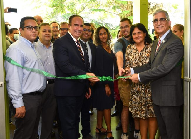 El presidente de la UPR, Luis A. Ferrao (en el centro), el rector Agustín Rullán (a la derecho), junto a decanas y decanos del Recinto y estudiantes, inauguraron el proyecto de salones virtuales del RUM. Foto Carlos Díaz/Prensa RUM Salones virtuales