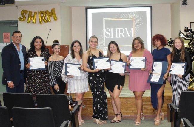 El capítulo estudiantil del Recinto Universitario de Mayagüez (RUM) de la Sociedad para la Gerencia de los Recursos Humanos (SHRM), adscrito al Colegio de Administración de Empresas (ADEM), recibió el 2021-2022 el Outstanding Student Chapter Merit Award. Suministrada SHRM-UPRM