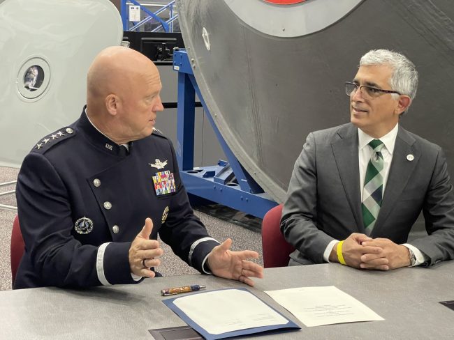 La Fuerza Espacial de los Estados Unidos (USSF) y el Recinto Universitario de Mayagüez (RUM) de la Universidad de Puerto Rico (UPR), suscribieron un acuerdo, que convierte al Recinto en el integrante número 14 del University Partnership Program (UPP). Desde la izquierda, John W. “Jay” Raymond, jefe de operaciones espaciales de  USSF y el doctor Agustín Rullán Toro, rector del RUM. Suministrada Fuerza Espacial de los Estados Unidos