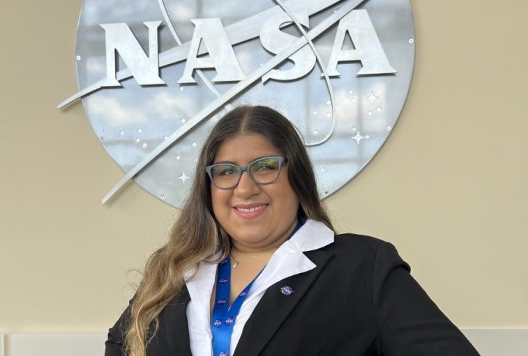 La colegial Carla Denisse Troche Vargas, estudiante del Departamento de Ingeniería Industrial (ININ) del Recinto Universitario de Mayagüez (RUM) de la Universidad de Puerto Rico (UPR), contribuyó con la evaluación del sistema de hardware del cohete del programa Artemis de la Administración Nacional de Aeronáutica y el Espacio (NASA).