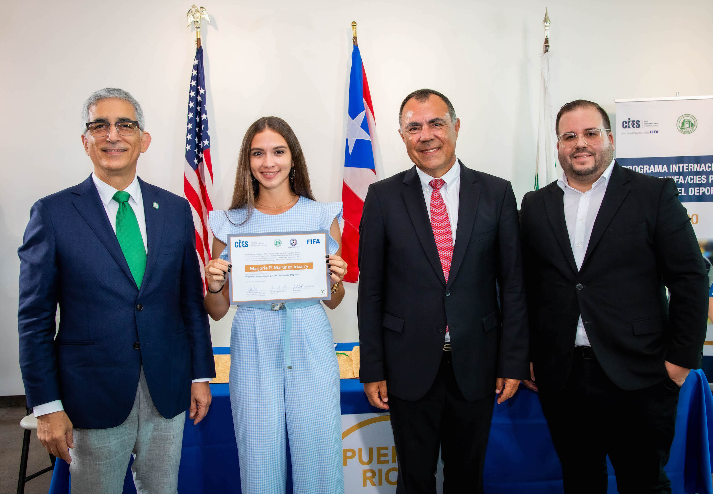 El novel Programa Internacional de Gestión del Deporte graduó a sus primeros 17 alumnos del innovador currículo profesional que es posible gracias a un acuerdo de colaboración entre el Recinto Universitario de Mayagüez (RUM), la Federación Puertorriqueña de Fútbol (FPF), y el Centro Internacional de Estudios del Deporte (CIES), en colaboración con la Federación Internacional de Fútbol (FIFA).