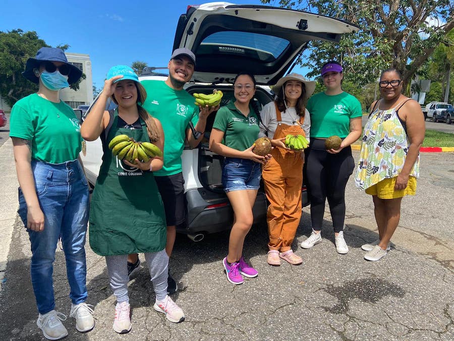 A solo días después del huracán Fiona, Come Colegial, asociación estudiantil del Recinto Universitario de Mayagüez (RUM), activó a sus voluntarios, colaboradores y auspiciadores para dar compras, cajas de alimentos y agua, así como almuerzos y cenas a los universitarios.