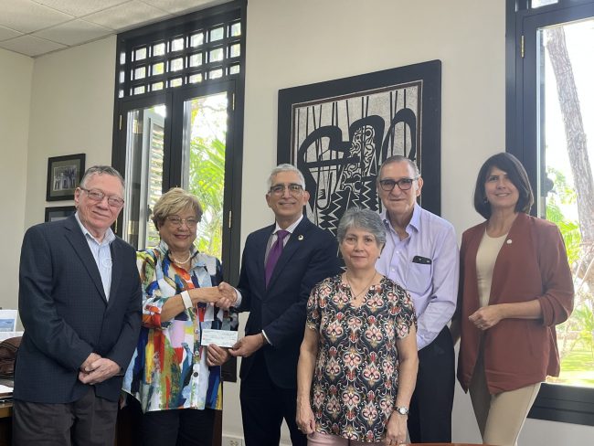 La Asociación de Claustrales Jubilados (ACJ) del Recinto Universitario de Mayagüez (RUM) donó esta semana $2,000 para Fondo de Emergencia de Ayuda para Estudiantes, establecido por la Oficina de Exalumnos y Filantropía del RUM para atender las necesidades de los alumnos tras el paso de Fiona. Foto Prensa RUM ACJ