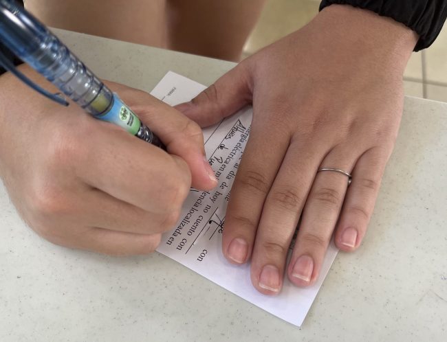 La mayoría de los estudiantes que recibieron los vales viven o se hospedan en Mayagüez, muchos de estos de los sectores de Trastalleres, Riviera, Ensanche Martínez y Miradero, entre otros, que no cuentan con electricidad. Foto Prensa RUM Vouchers de alimentos