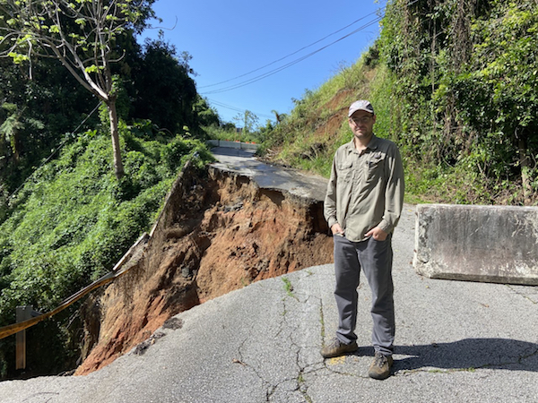 La gran cantidad de derrumbes causados por la intensa lluvia que dejó el huracán Fiona en su paso por Puerto Rico el pasado septiembre, hizo que cobrara notoriedad nacional la relevancia del proyecto SLIDES PR, una investigación liderada por el doctor Stephen Hughes, catedrático del Departamento de Geología del Recinto Universitario de Mayagüez (RUM). Uno de los componentes de esta plataforma consta de una red de 12 estaciones de monitoreo alrededor de la isla para medir en tiempo real las condiciones del suelo y la precipitación, con el fin de predecir o tener una idea más certera de cuándo podría ocurrir un deslizamiento. Precisamente, esta valiosa información sirvió para alertar a una comunidad y salvaguardar la vida de una familia del sector Cubuy en el Barrio Río Blanco de Naguabo.