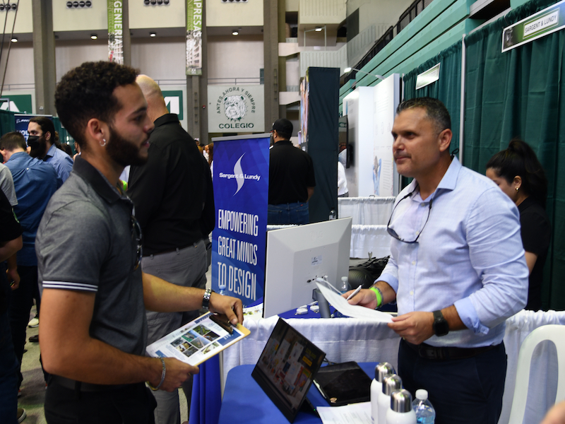 Unos 1,700 colegiales se dieron cita en el Coliseo Rafael A. Mangual del Recinto Universitario de Mayagüez para participar en la trigésima cuarta Feria de Empleos otoñal, luego de dos años de celebrarse de manera virtual, regresó a su formato presencial.