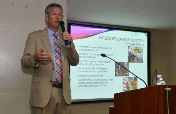 La organización American Nuclear Society (ANS UPRM Student Section) del Recinto Universitario de Mayagüez (RUM), recibió la visita del presidente de la Comisión Reguladora de Energía Nuclear de Estados Unidos (NRC, por sus siglas en inglés), quien ofreció una conferencia sobre el futuro de la reglamentación de esta tecnología. El evento también tuvo como propósito retomar los lazos de colaboración con esta entidad en vías de reclutar a más colegiales y conversar sobre la posible creación en el Recinto de una secuencia curricular en esta disciplina.