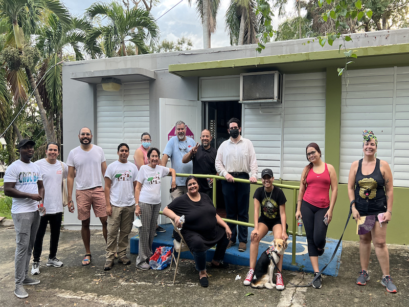 En un gesto de generosidad ante la necesidad de las comunidades afectadas tras el paso del huracán Fiona, un grupo de diez colegiales, profesores y voluntarios se dio a la tarea de repartir suministros en los municipios de Mayagüez, Cabo Rojo y San Germán, luego del evento atmosférico que afectó principalmente a la zona suroeste de Puerto Rico. La iniciativa se coordinó a través del Instituto Universitario para el Desarrollo de las Comunidades (IUDC), que dirige la profesora Luisa Seijo Maldonado, catedrática del Departamento de Ciencias Sociales del Recinto Universitario de Mayagüez (RUM).