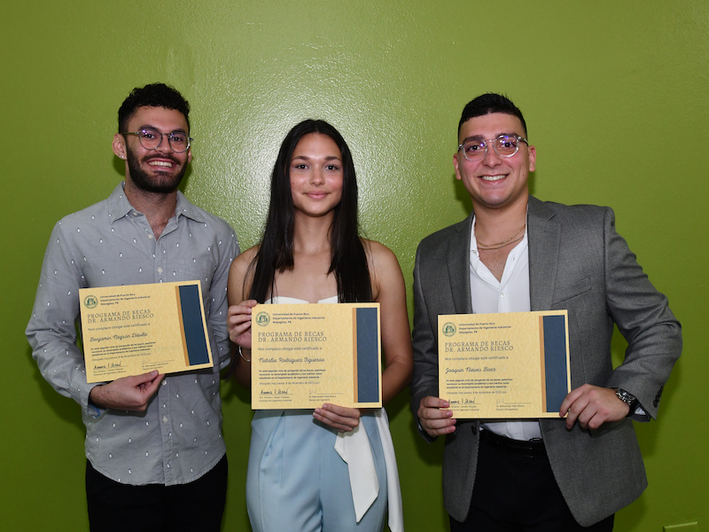 Los estudiantes Natalia Alejandra Rodríguez Figueroa , Joaquín Emmanuel Nieves Báez, y Benjamín Emmanuel Negrón Dávila, del Departamento de Ingeniería Industrial (ININ) del Recinto Universitario de Mayagüez, fueron los recipientes de la segunda edición de la beca doctor Armando Riesco, que destaca y da continuidad a la gesta del fenecido educador en la disciplina de Ingeniería Industrial.