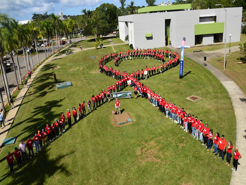 En un esfuerzo colaborativo entre la Oficina de Enlace con el Personal del Recinto Universitario de Mayagüez (RUM) y la clínica de servicios de salud Migrants Health Center de la región oeste, el Recinto conmemoró el Día Mundial de la Lucha contra el SIDA, con el fin de crear conciencia sobre esta enfermedad.