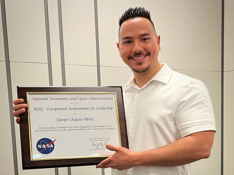 El ingeniero Javier Ocasio Pérez, egresado del Departamento de Ingeniería de Computadoras del Recinto Universitario de Mayagüez (RUM) de la Universidad de Puerto Rico (UPR), recibió doble reconocimiento por parte de la Administración Nacional de Aeronáutica y del Espacio de los Estados Unidos (NASA). El exalumno colegial recibió el premio Robert H. Goddard por Liderazgo Exceptional por el lanzamiento exitoso de la misión Laser Communications Relay Demonstration (LCRD) y también el Diversity, Equity and Inclusion Medal, por su labor de reclutamiento y emprendimiento de hispanos y minorías.