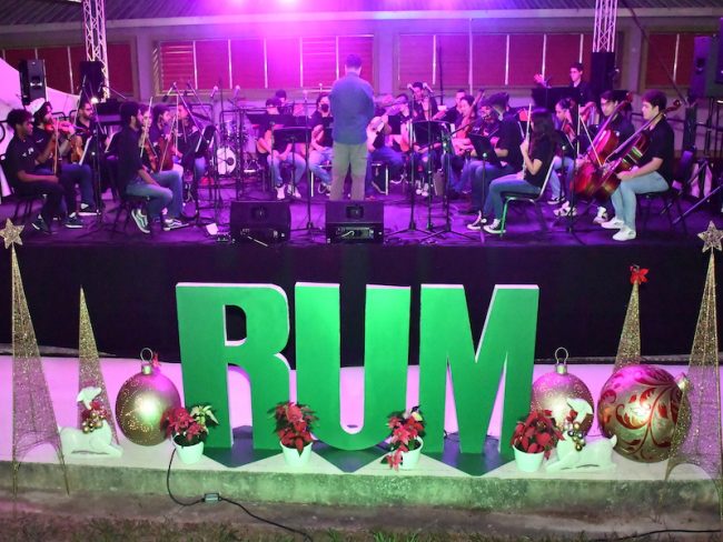 La velada arrancó con la Orquesta de Cuerdas, bajo la dirección del maestro Santos Torres. Foto Carlos Díaz/Prensa RUM Navidad Colegial