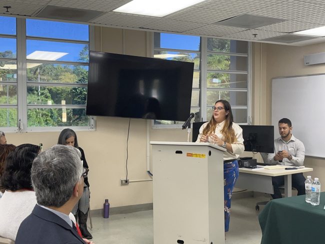 La primera en presentar fue la estudiante graduada Nashaly Valentín, quien tras completar su bachillerato en el Departamento de Ciencia Animal del Colegio de Ciencias Agrícolas, optó por hacer una maestría en ADEM. Foto Prensa RUM ADEM