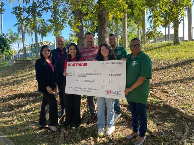 La asociación estudiantil Come Colegial del Recinto Universitario de Mayagüez (RUM), concluyó el semestre con broche de oro, al recibir un donativo de $35 mil de parte de la compañía Eastman Chemical.  Prensa RUM Come Colegial