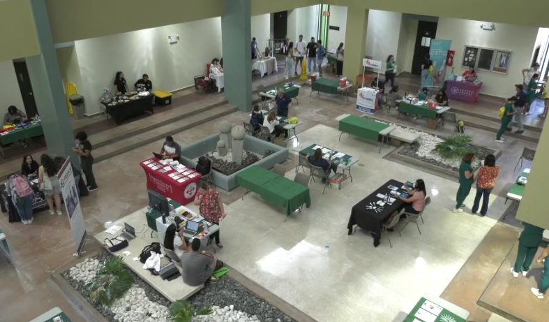 Estudiantes del curso Enfermería de Salud en la Comunidad del Departamento de Enfermería del Recinto Universitario de Mayagüez (RUM) organizaron una Feria de Salud, como parte de los requisitos de la clase que imparten las doctoras Gloribell Ortiz y Clara Valderrama, así como la profesora Lourdes Ramírez.