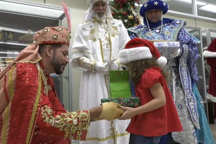 La comitiva de los Tres Reyes Magos, compuesta por Melchor Gaspar y Baltasar, hizo una parada en la Colección Puertorriqueña de la Biblioteca General del Recinto Universitario de Mayagüez (RUM), donde se celebró Navidad en mi país que acogió a estudiantes, empleados y personal docente.