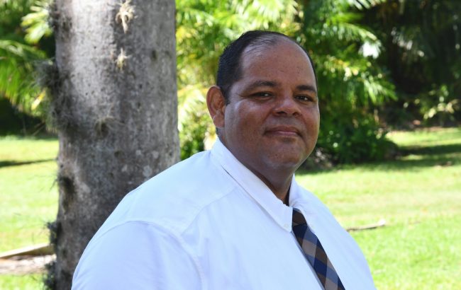 El doctor Julio César Hernández Correa, catedrático del Departamento de Economía Agrícola y Sociología Rural, del Colegio de Ciencias Agrícolas del Recinto Universitario de Mayagüez (RUM), recibió una subvención de $200 mil del Instituto Nacional de Alimentos y Agricultura (NIFA), del Departamento de Agricultura de los Estados Unidos (USDA),  con el fin de crear un Centro de Datos de Seguridad Alimentaria e Investigación Agrícola.  Foto Carlos Díaz/Prensa RUM NIFA