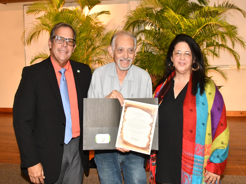 El Colegio de Ingeniería del Recinto Universitario de Mayagüez (RUM) reconoció a veinte profesores que se acogieron al retiro en los últimos seis años. Parte del claustro que recibió el homenaje tenía hasta cinco décadas de dedicación a la enseñanza. En el evento, se recordó de manera póstuma al arquitecto José E. Crespo Badillo, así como a los doctores Oscar Perales Pérez y Jeannette Santos Cordero del Departamento de Ciencias de Ingeniería de Materiales.