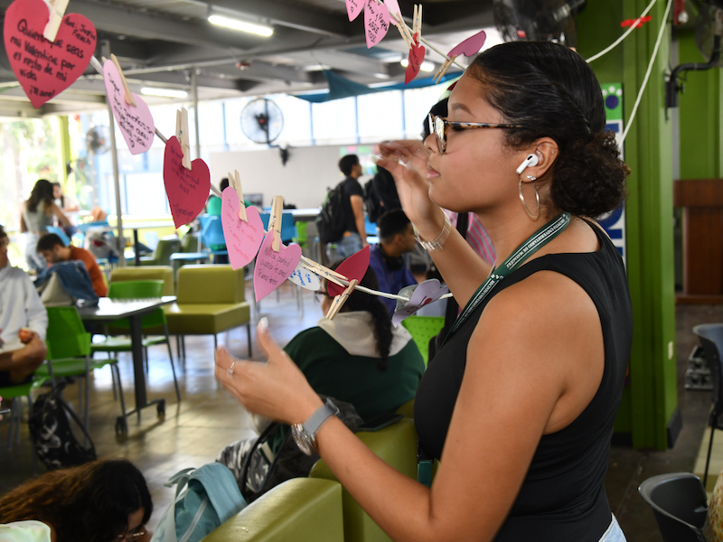 La Oficina de Calidad de Vida del Recinto Universitario de Mayagüez (RUM), propició un espacio para fomentar el amor propio de los colegiales. El evento titulado Ámate colegial, que se llevó a cabo el Día del Amor y la Amistad, incluyó mesas educativas y el ritmo de la agrupación musical Alma Latina, del Departamento de Banda y Orquesta.