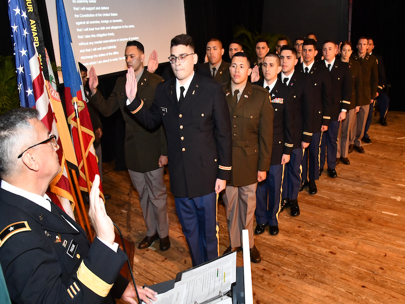 El Departamento de Ciencias Militares del Cuerpo de Adiestramiento para Oficiales de la Reserva del Ejército (Army ROTC) de los Estados Unidos, del Recinto Universitario de Mayagüez (RUM), celebró su Ceremonia de Comisión de Cadetes, en donde unos 17 participantes fueron ascendidos a segundos tenientes. El evento, que tuvo lugar en el anfiteatro de Ramón Figueroa Chapel, integró a alumnos que cursan estudios en otros recintos de la UPR e instituciones privadas del país.