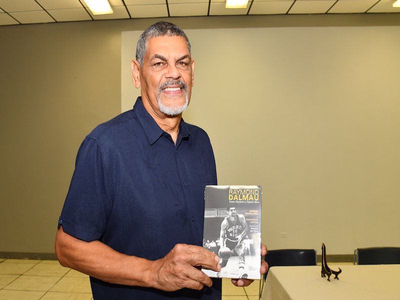 El reconocido deportista Raymond Dalmau presentó su obra autobiográfica From Harlem a Puerto Rico en el Recinto Universitario de Mayagüez (RUM), como parte de la conferencia: Sir Raymond Dalmau, el Niuyorican en los cimientos históricos que conformaron la nación puertorriqueña 1966 a 1994, con el auspicio de los departamentos de Ciencias Sociales y Kinesiología.