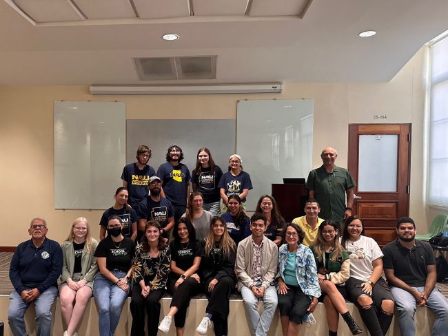 El Departamento de Psicología del Recinto Universitario de Mayagüez recibió la visita de un grupo de estudiantes del curso de Psicología Comunitaria de la Universidad del Norte de Arizona (NAU).  Suministrada Visita NAU