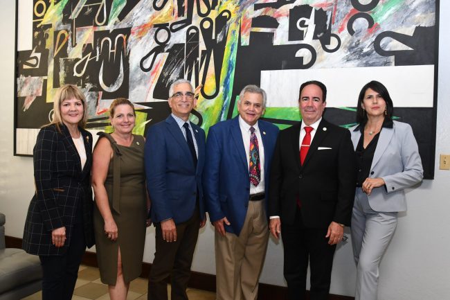 Desde la izquierda: Mayra Cruz, ayudante especial del presidente de la UPR; Margarita Méndez, directora de Desarrollo y Exalumnos de Administración Central UPR; Agustín Rullán Toro, rector del RUM; Fernando Colón Osorio, Fundación Ceiba; Luis A. Ferrao, presidente de la UPR; y Patricia Parés, directora de la Oficina de Exalumnos y Filantropía del RUM.  Foto Carlos Díaz/Prensa RUM Fundación Ceiba