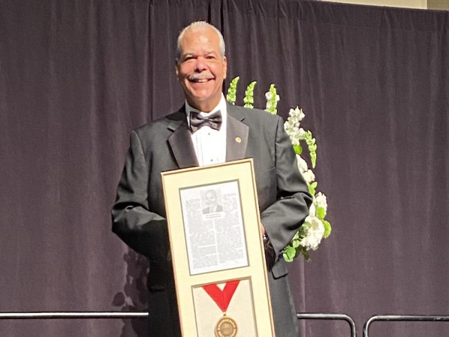 El ingeniero industrial Rey Almodóvar fue reconocido por la AEHOF en el estado de Alabama. Suministrada