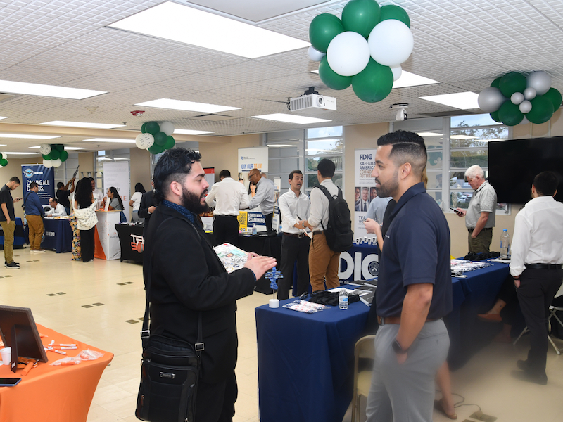 El Colegio de Administración de Empresas (ADEM) del Recinto Universitario de Mayagüez (RUM), de la Universidad de Puerto Rico (UPR), realizó su tradicional Feria de Empleos con el propósito de que sus estudiantes tengan la oportunidad de conocer las ofertas de trabajo en el mercado laboral. En esta edición, se registró un aumento en la cantidad de reclutadores.