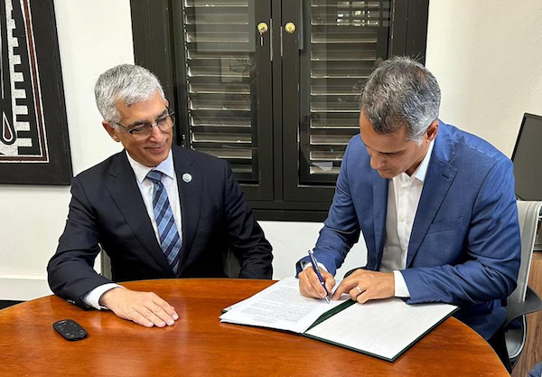 La compañía puertorriqueña Darok Steel Inc., dedicada a la construcción en acero estructural, firmó un acuerdo de colaboración con el Recinto Universitario de Mayagüez (RUM), en el que se establece de manera oficial su donativo a la institución destinado a la fabricación e instalación de un techo de metal, con un valor estimado de $50 mil, que cubrirá el área en la que los estudiantes del Departamento de Ingeniería Civil y Agrimensura trabajan proyectos especiales y del laboratorio de materiales.