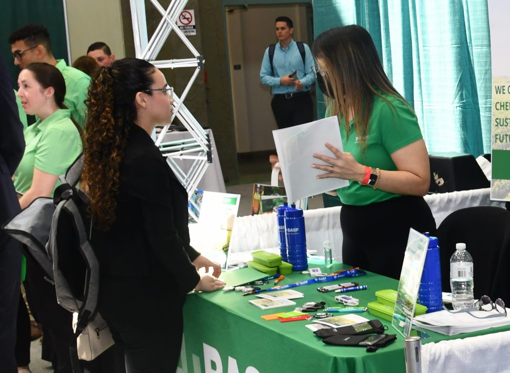 El Recinto Universitario de Mayagüez (RUM) celebró la décimo cuarta Feria de empleos primaveral, que en esta ocasión rompió récords de asistencia con un respaldo masivo de las empresas y entidades participantes en búsqueda del talento colegial. Ciento catorce compañías se unieron al evento masivo de reclutamiento el pasado 24 de febrero, en lo que representa una histórica cifra que superó a las anteriores ediciones del segundo semestre de la Feria, considerada como la más grande en su categoría del país.