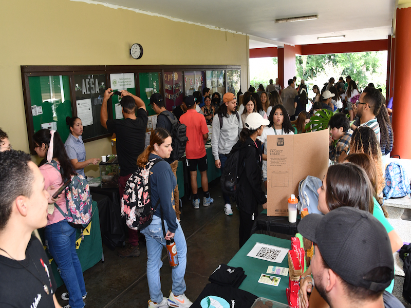 El Consejo Estudiantil de la Facultad de Ciencias Agrícolas (CEFCA) del Recinto Universitario de Mayagüez (RUM) realizó una Feria de Asociaciones en el vestíbulo del edificio Jesús T. Piñero, con el objetivo de darse a conocer y reclutar nuevos integrantes. Además, hubo venta de artículos y sesiones informativas.