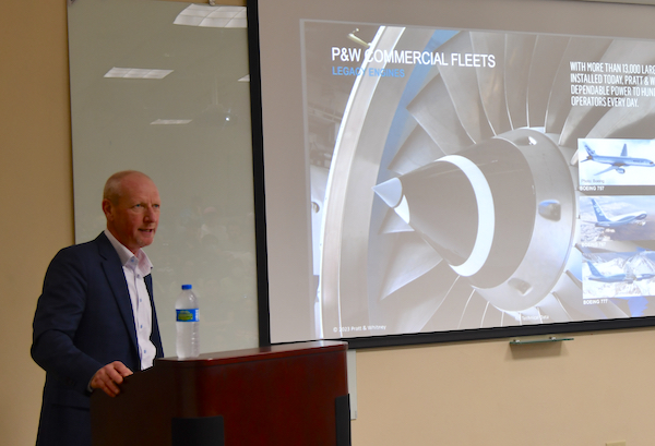 El Recinto Universitario de Mayagüez (RUM) recibió la visita de Geoff Hunt, vicepresidente senior de Ingeniería de la compañía Pratt & Whitney en Connecticut, quien ofreció una charla sobre el presente y el futuro de la aviación sostenible, así como oportunidades para los estudiantes y profesores colegiales en ese campo aeroespacial.