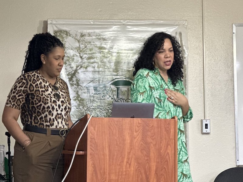 Bajo el lema Seguridad y bienestar como valores de vida, la Oficina de Calidad de Vida del Recinto Universitario de Mayagüez (RUM) presentó la conferencia Rompiendo esquemas raciales, a cargo del Colectivo Ilé, entidad que aspira a erradicar el racismo y fomenta la unión entre diversos grupos étnicos y raciales, que tuvo lugar en el edificio Piñero del Colegio de Ciencias Agrícolas.