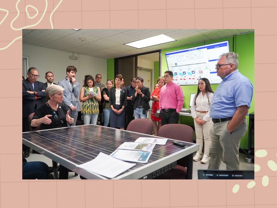 La secretaria del Departamento de Energía (DOE) de Estados Unidos, Jennifer Granholm, visitó el Recinto Universitario de Mayagüez (RUM) como parte de su más reciente recorrido por Puerto Rico, conocido como la Gira de Participación comunitaria PR 100, un proyecto que aspira a mejorar la red eléctrica del país.
