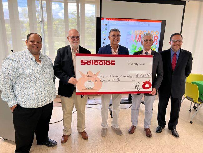 Desde la izquierda, Julio C. Hernández, Raúl R. Macchiavelli, Ariel Torres, el rector Agustín Rullán Toro, y Alwin Jiménez. Suministrada Donativo Supermercado Selectos