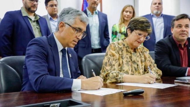 La Autoridad de Acueductos y Alcantarillados (AAA), y el Recinto Universitario de Mayagüez (RUM) de la Universidad de Puerto Rico (UPR), firmaron un acuerdo de colaboración que permitirá que los colegiales puedan hacer sus prácticas en proyectos de infraestructura que realiza esa agencia alrededor de toda la isla.  Desde la izquierda, el doctor Agustín Rullán Toro, rector del RUM, y la ingeniera Doriel Pagán Crespo, presidenta ejecutiva de la AAA. Suministrada Acuerdo con AAA