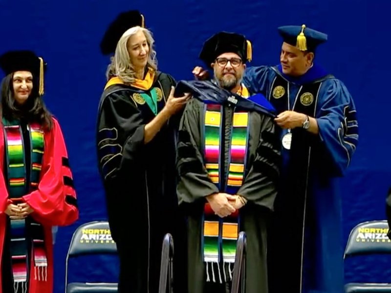 El doctor Arturo Massol Deyá, catedrático del Departamento de Biología del Recinto Universitario de Mayagüez (RUM) y director asociado de Casa Pueblo, recibió este pasado fin de semana el grado de doctorado honoris causa, por parte de Northern Arizona University (NAU). Este grado académico se le confirió por su lucha comunitaria y ambiental.