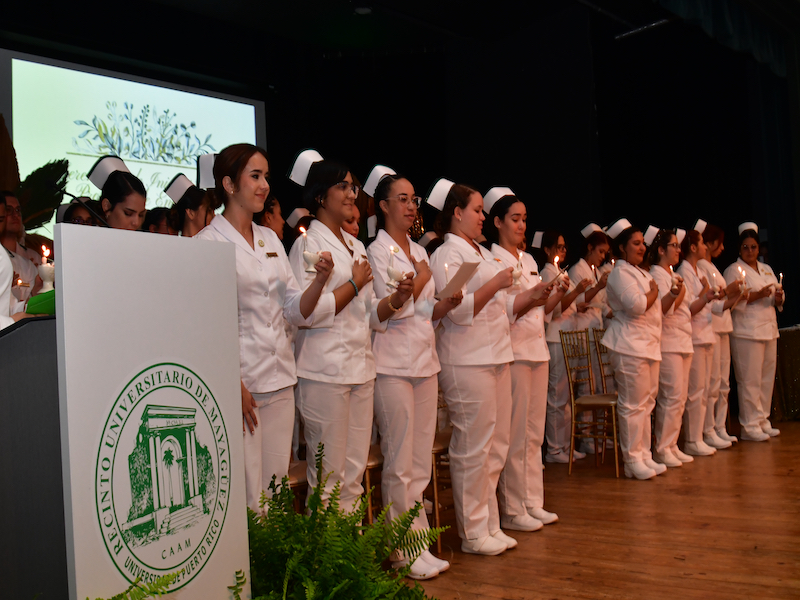 El Departamento de Enfermería del Recinto Universitario de Mayagüez realizó la Ceremonia de Iniciación a la Profesión de la Enfermería que corresponde al año 2023, evento que tuvo lugar en el anfiteatro Ramón Figueroa Chapel. Cuarentidos colegiales juramentaron de un total de cuarentisiete candidatos a graduación. Este acto antecede a la entrega de sus diplomas en la centésima décima colación de grados.