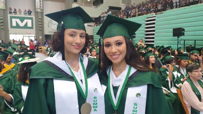 Las hermanas Andrea y Giuliana Conty Rodríguez, graduadas con promedio perfecto del RUM. (Foto por Carlos Díaz/Prensa RUM)