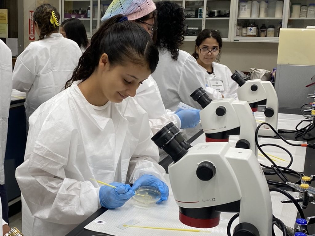 El mensaje es contundente reconocer y valorar el rol de la agricultura para construir un futuro sostenible y próspero. Con esto en perspectiva, el Colegio de Ciencias Agrícolas (CCA) del Recinto Universitario de Mayagüez (RUM), llevó a cabo, por primera vez, el campamento Agriculture Week Challenge, que agrupó a 57 estudiantes de escuela superior.