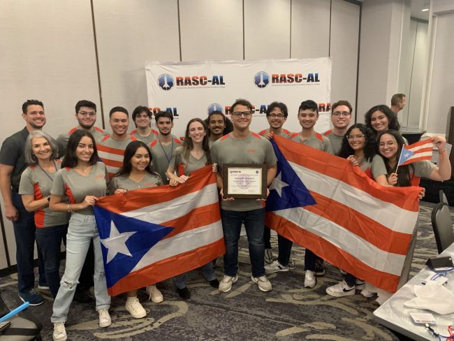 El capítulo estudiantil Students for the Exploration and Development of Space (SEDS), del Recinto Universitario de Mayagüez (RUM) de la Universidad de Puerto Rico (UPR), obtuvo el segundo lugar en el 2023 Revolutionary Aerospace Systems Concepts Academic Linkage (RASC-AL) Forum de la Administración Nacional de la Aeronáutica y del Espacio (NASA).  Suministrada SEDS UPRM