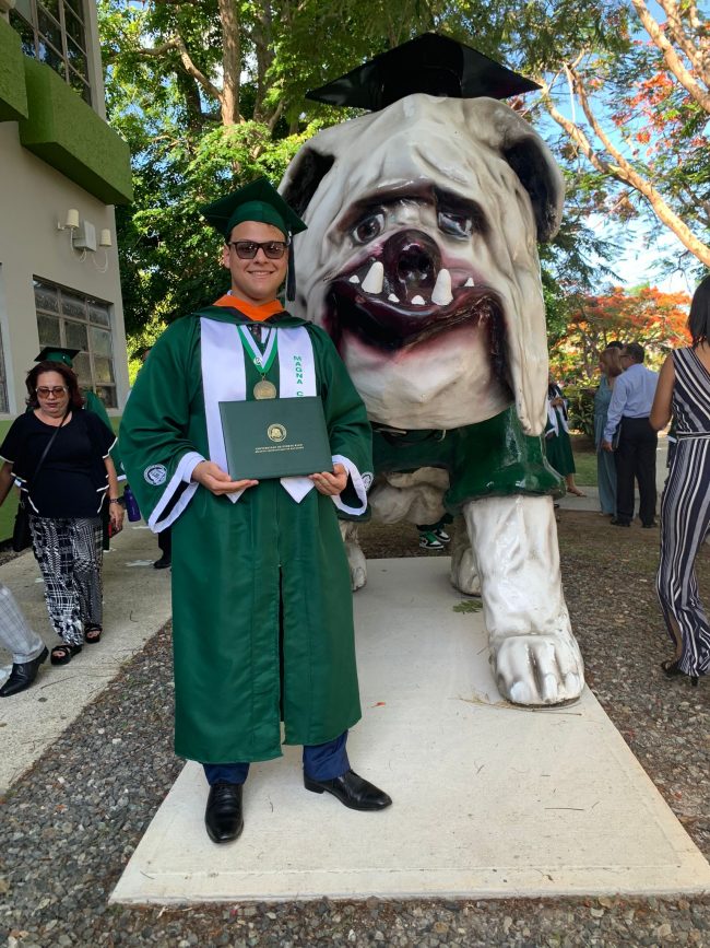 El estudiante Wilbert Andrés Ruperto Hernández, del Departamento de Ingeniería Mecánica (INME) del Recinto Universitario de Mayagüez (RUM) de la Universidad de Puerto Rico, se gradúo del Departamento de Ingeniería Mecánica (INME), con honores, en la centésima décima colación de grados de la institución. Suministrada Graduación 110