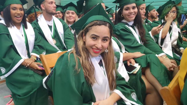 La aiboniteña Janlean Luna Rivera, obtiene el grado de bachillerato del Departamento de Psicología. Foto Carlos Díaz/Prensa RUM Graduación 110