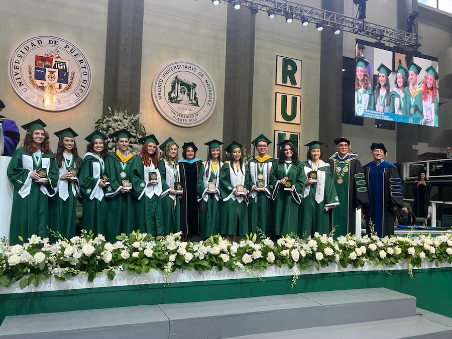 Trece estudiantes del Recinto Universitario de Mayagüez (RUM) de la Universidad de Puerto Rico (UPR), recibieron el gran Premio Luis Stefani Raffucci, durante la centésima décima colación de grados de la institución, tras completar su jornada académica con promedio perfecto.