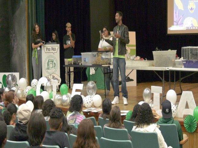 Los futuros científicos interactuaron con animales exóticos y compartieron con William Correa de Animalia PR. Fotocaptura Alexander Machado Martínez
