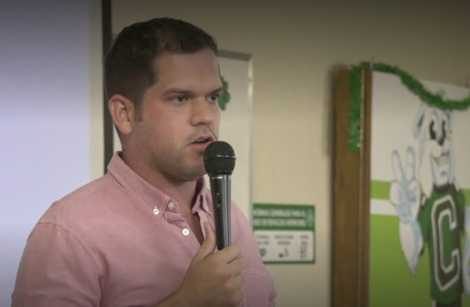 Como parte de las actividades del Prepa Week que coordina el Departamento de Consejería y Servicios Psicológicos, el polifacético actor Luis Ponce ofreció una entretenida charla a los colegiales de nuevo ingreso que comienzan estudios en el Colegio de Artes y Ciencias del Recinto Universitario de Mayagüez. Este comediante cuenta con una extensa trayectoria en el teatro, cine, radio y televisión. Actualmente, es talento del programa El Remix, que produce Sunshine Logroño.