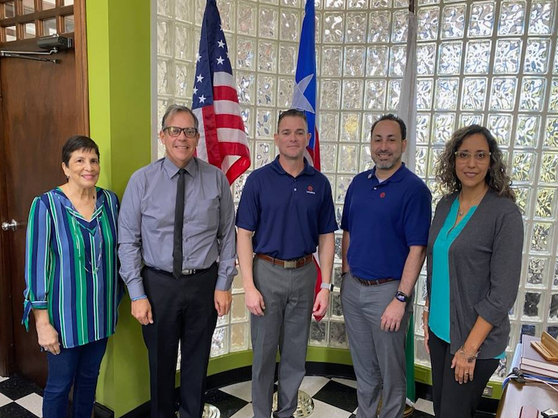 El ingeniero Ángel Crespo, vicepresidente de la sección Space Systems de la empresa L3Harris Technologies, visitó el Recinto Universitario de Mayagüez (RUM), con el propósito de dar continuidad a una serie de iniciativas que benefician a la institución, como por ejemplo el reclutamiento a estudiantes del Colegio de Ingeniería, así como en otros campos de estudios. Además, ofreció una charla al estudiantado interesado en el área de la tecnología.