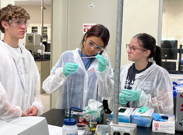 Veinticuatro estudiantes de noveno a undécimo grado de escuelas superiores de Puerto Rico aprendieron sobre los procesos de manufactura y caracterización de tabletas, durante la más reciente edición del Campamento de Ingeniería Farmacéutica, conocido como PESCa, organizado por el Centro de Ingeniería Farmacéutica (CPEDaL), adscrito al Departamento de Ingeniería Química (INQU) del Recinto Universitario de Mayagüez (RUM) y por la Pharmaceutical Engineering Student Society, PESS.